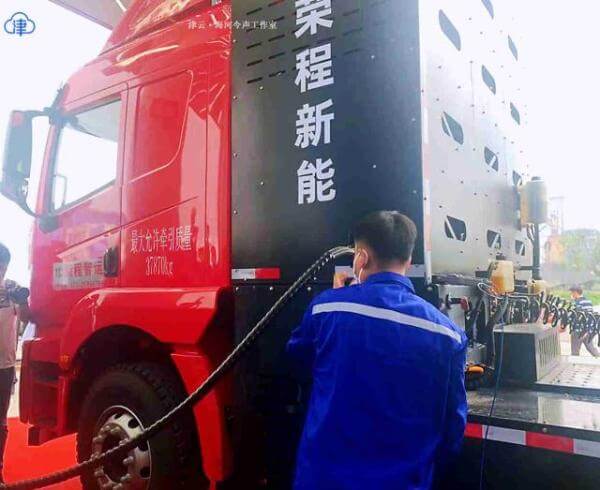 看，氫氣重卡來了！天津貨運(yùn)零排放示范助力“雙碳”.jpg