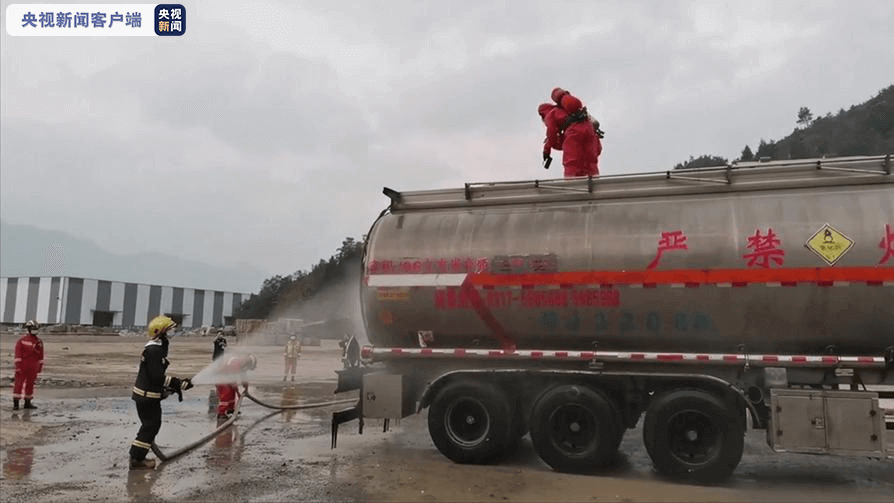 四川省廣元市一輛過(guò)氧化氫槽罐車發(fā)生泄漏，事故已處理完畢，無(wú)人員傷亡.png