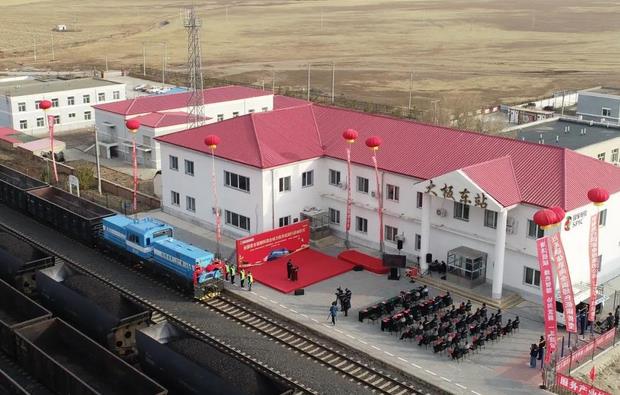 國(guó)家電投首臺(tái)氫燃料電池混合動(dòng)力機(jī)車上線.jpg