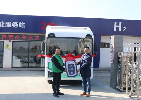 國(guó)鴻氫能助力浙江首輛4.5噸燃料電池冷鏈車交付.jpg
