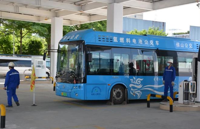 在南莊制氫加氫加氣一體化站，氫燃料電池公交車正在加氫