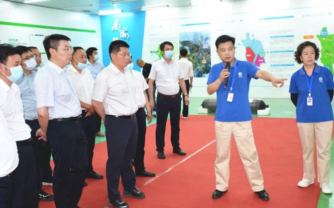 在愛德曼氫能源裝備有限公司，蘇永忠與企業(yè)負責人深入交流