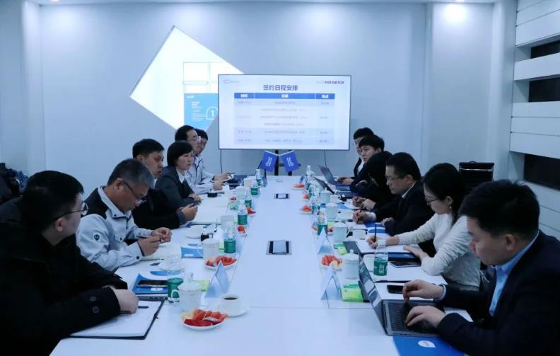 段志潔、高繼東、張?zhí)煊鸱謩e代表各方在合作協(xié)議上簽字.jpg